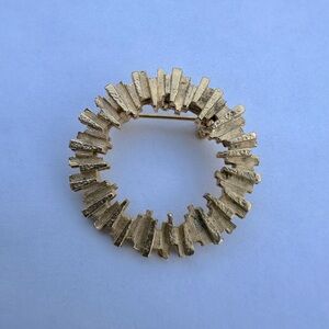 Vintage Round 3D Circle Brooch Pin Gold Tone Metal